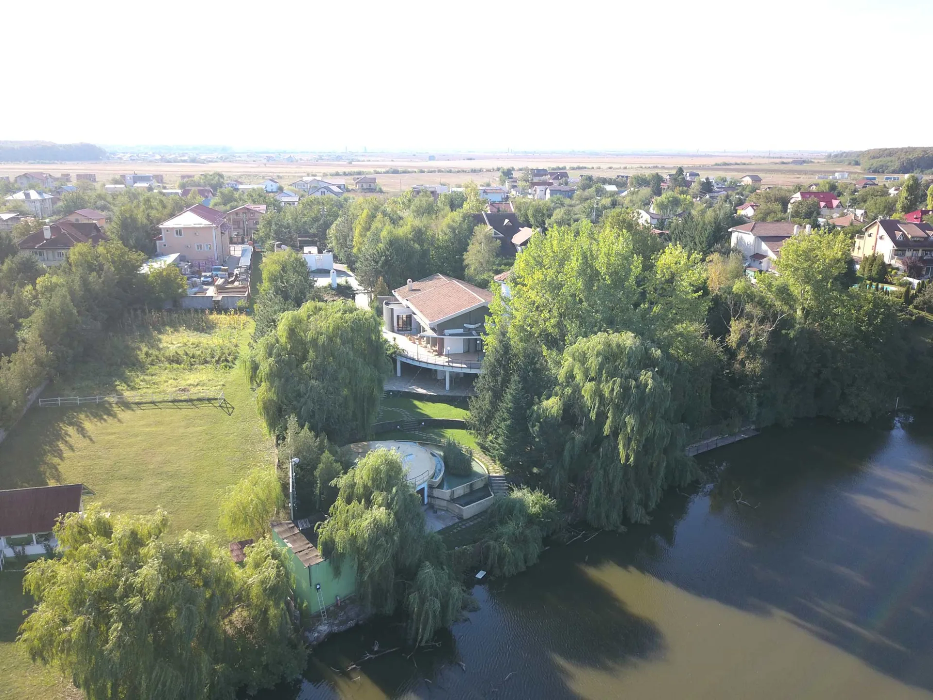 Vedere din dronă asupra proprietății Cortina Garden și a lacului