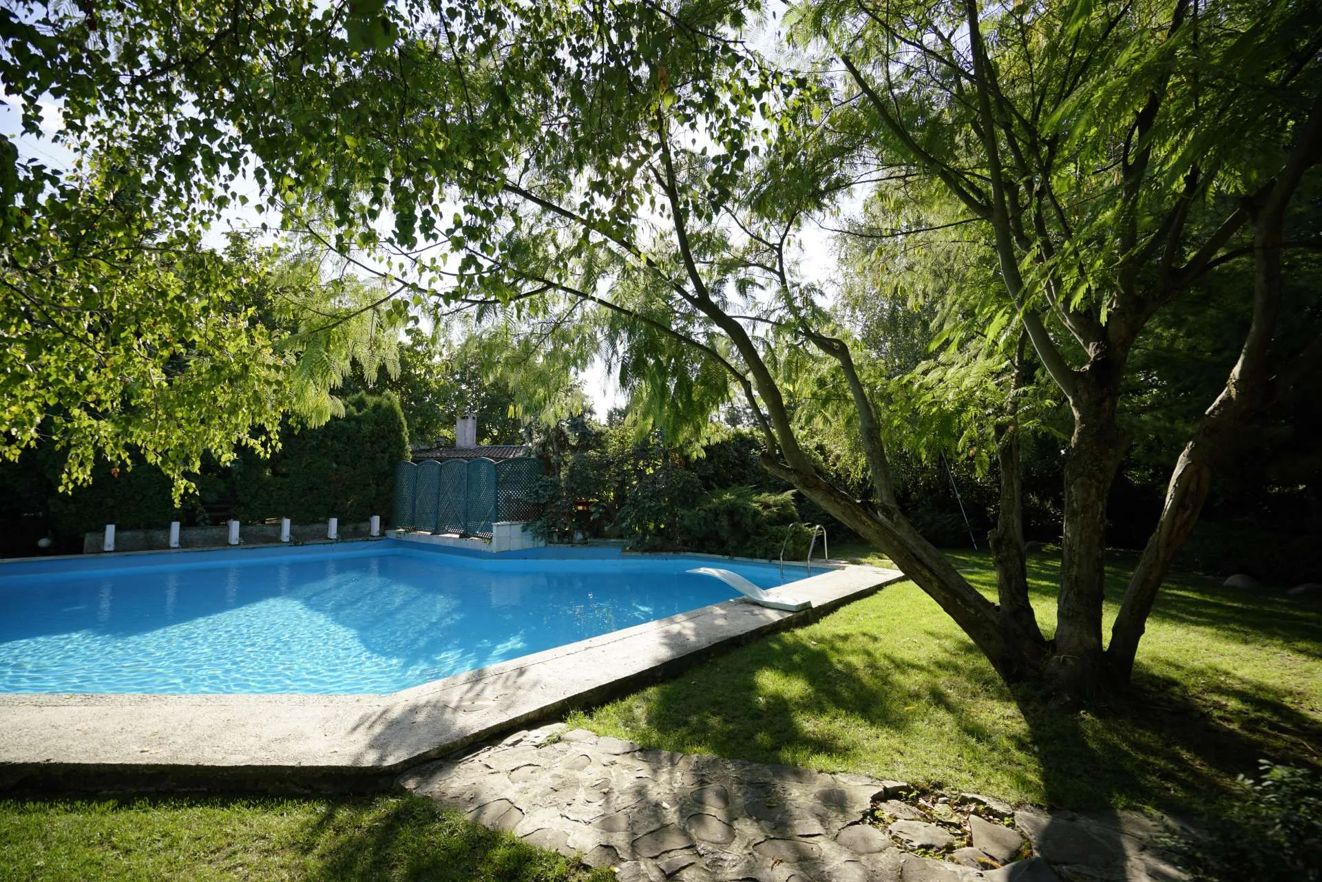 Piscina exterioară de 200 mp de la Cortina Garden
