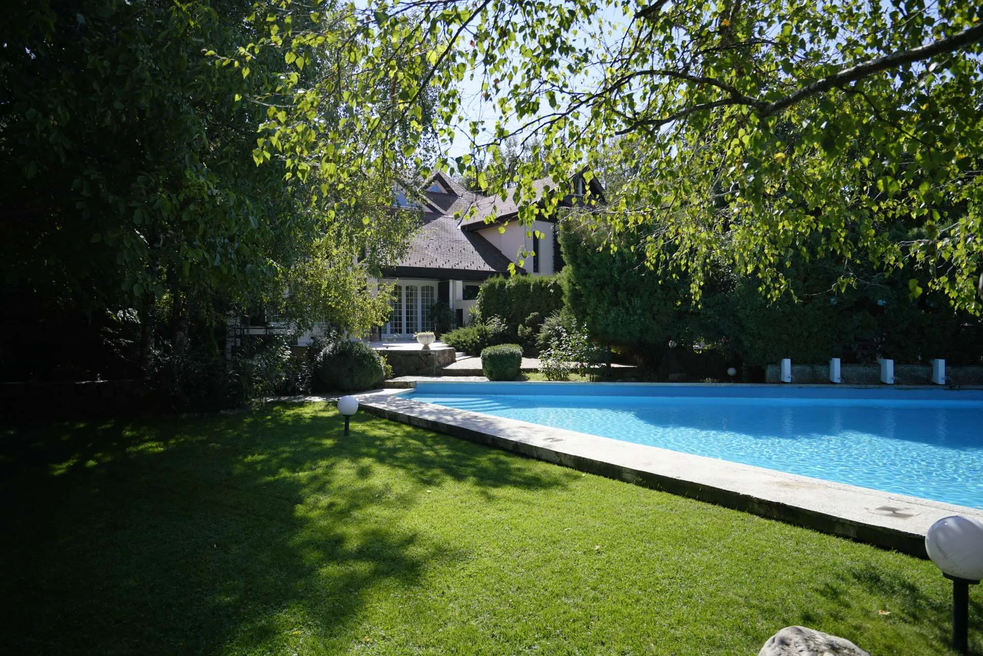 Piscina de 200 mp și clădirea de cazare