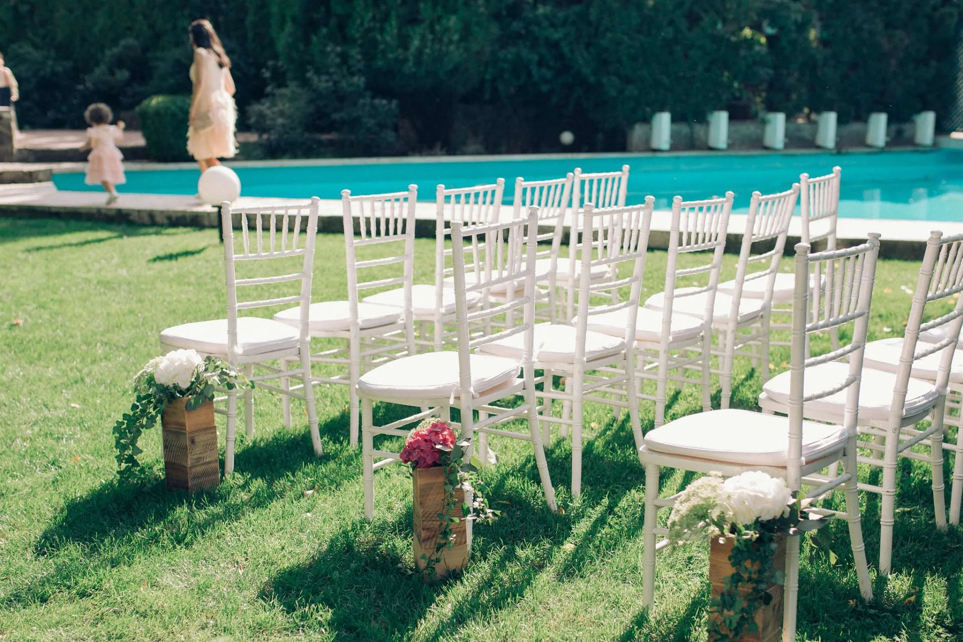 Ceremonie în aer liber lângă piscină