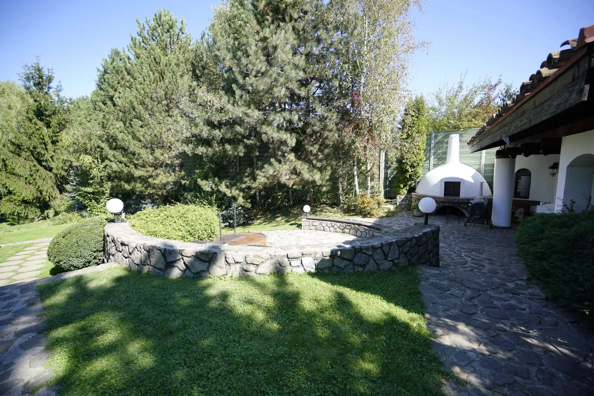 Zona de grătar cu ambianță rustică